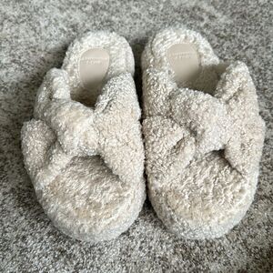 Abercrombie & Fitch Cream Sherpa Slippers 10